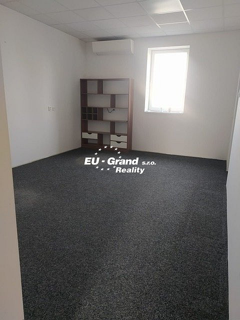 Pronájem kanceláře 250 m² – fotografie 3