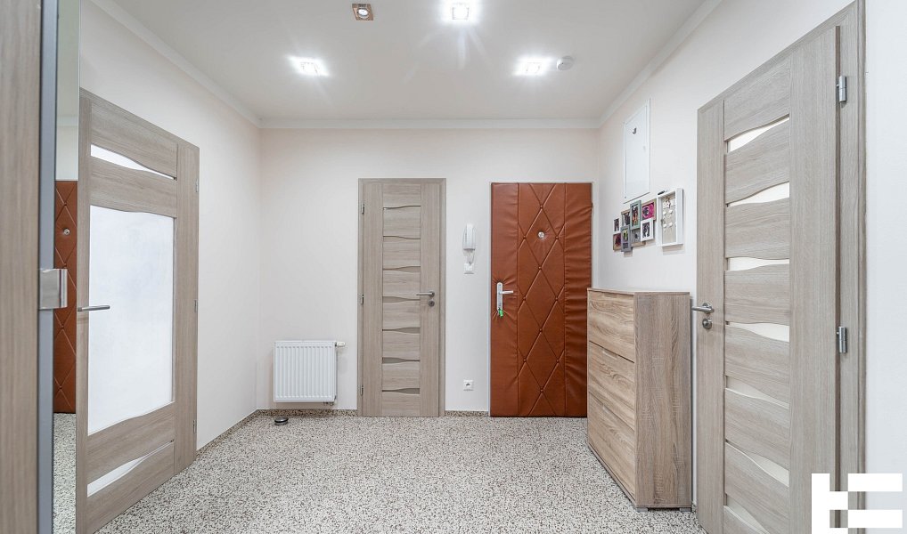 Prodej bytu 4+kk 81 m², Klecany – náhled fotky 31
