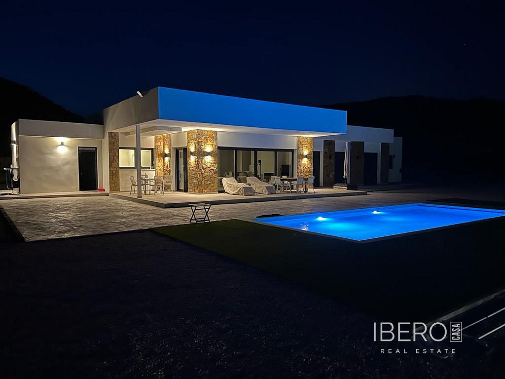 Prodej domu 227 m² s pozemkem 10 000 m²