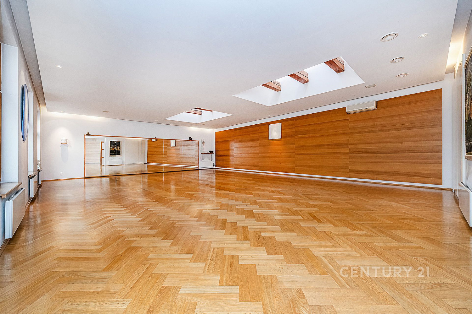 Pronájem komerčního objektu (jiného typu) 200 m² — photo 2
