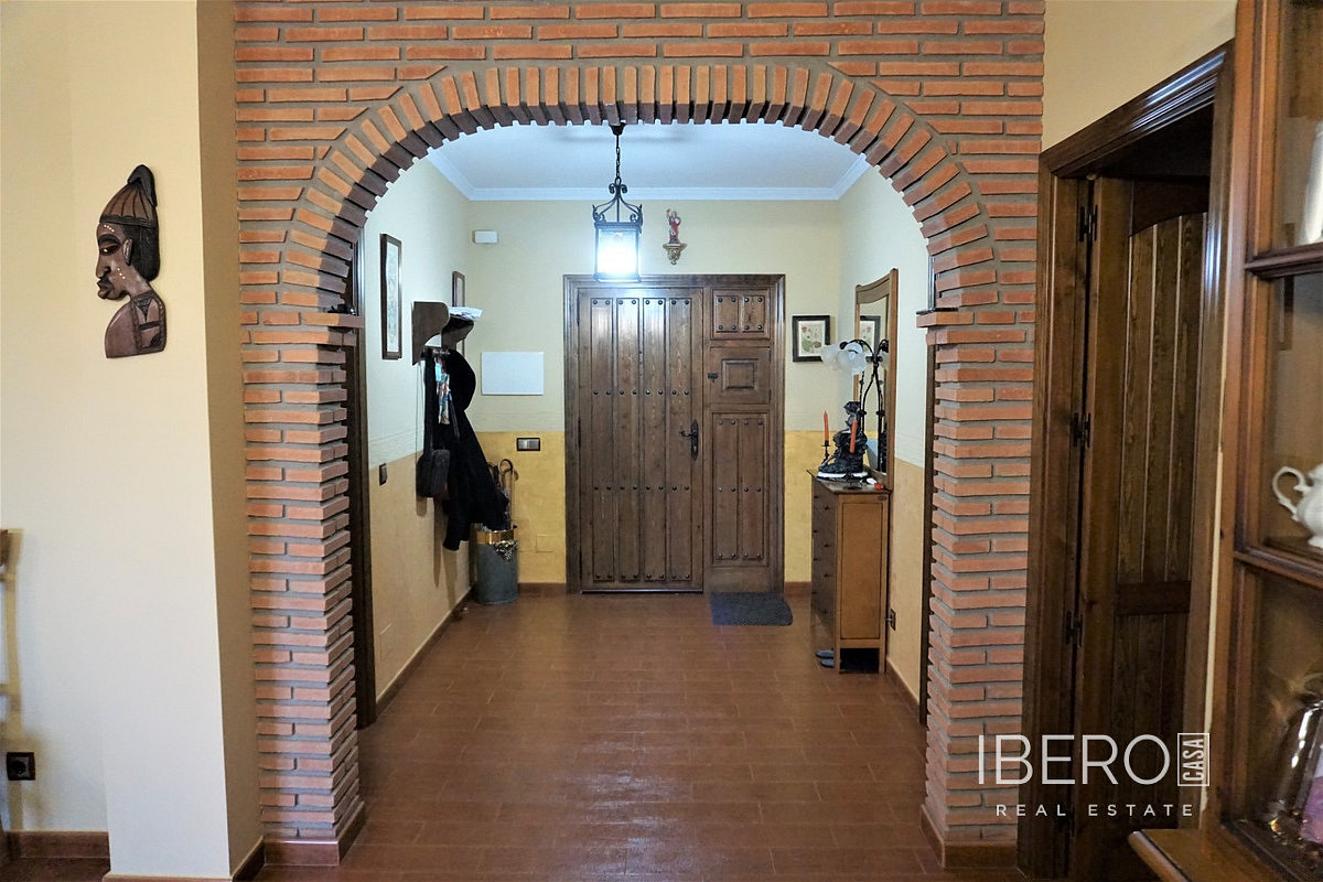 Prodej domu 330 m² s pozemkem 4 900 m² — photo 2