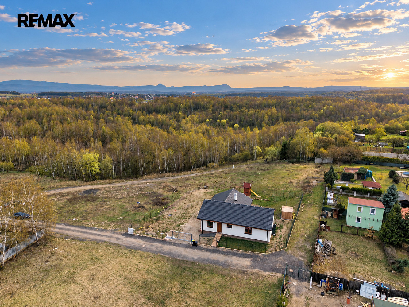 Prodej stavebního pozemku 989 m² – fotografie 3