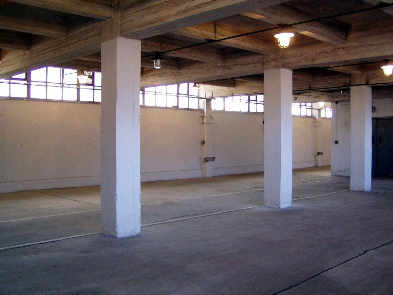 Skladové plochy o výměře 890 m² ve 2. patře průmyslové budovy (int. ozn. V)