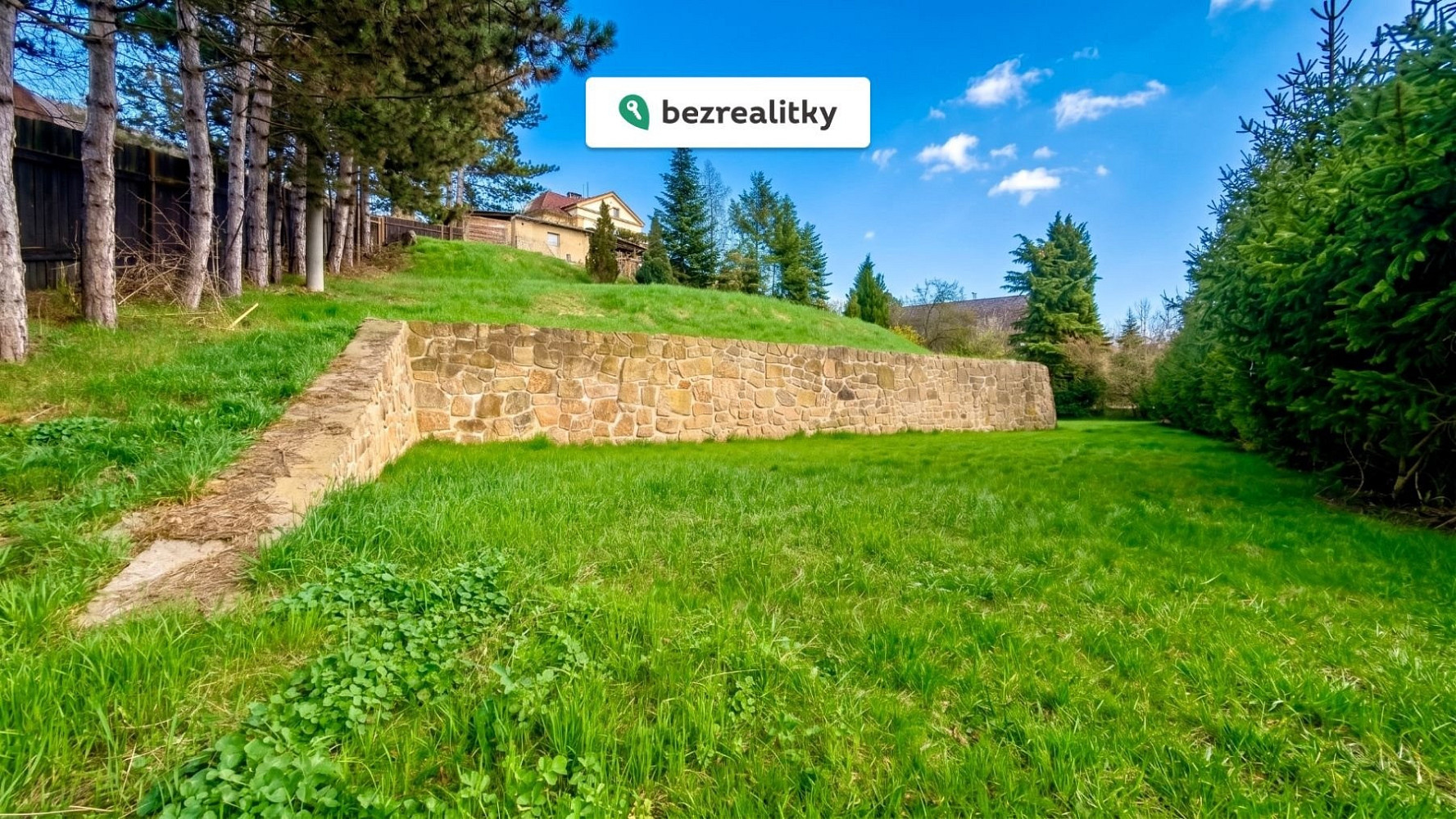 Prodej stavebního pozemku 1 210 m²
