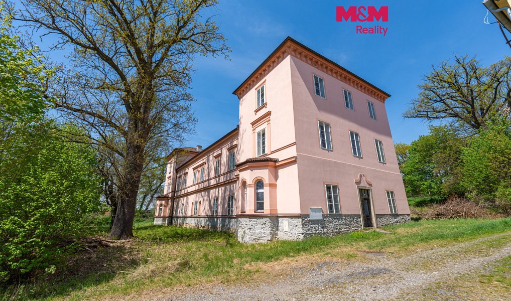 Prodej historického objektu s pozemkem 4 672 m2, Dírná – fotka 1 z 25