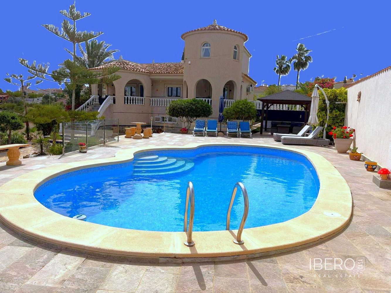 Prodej domu 375 m² s pozemkem 1 149 m²