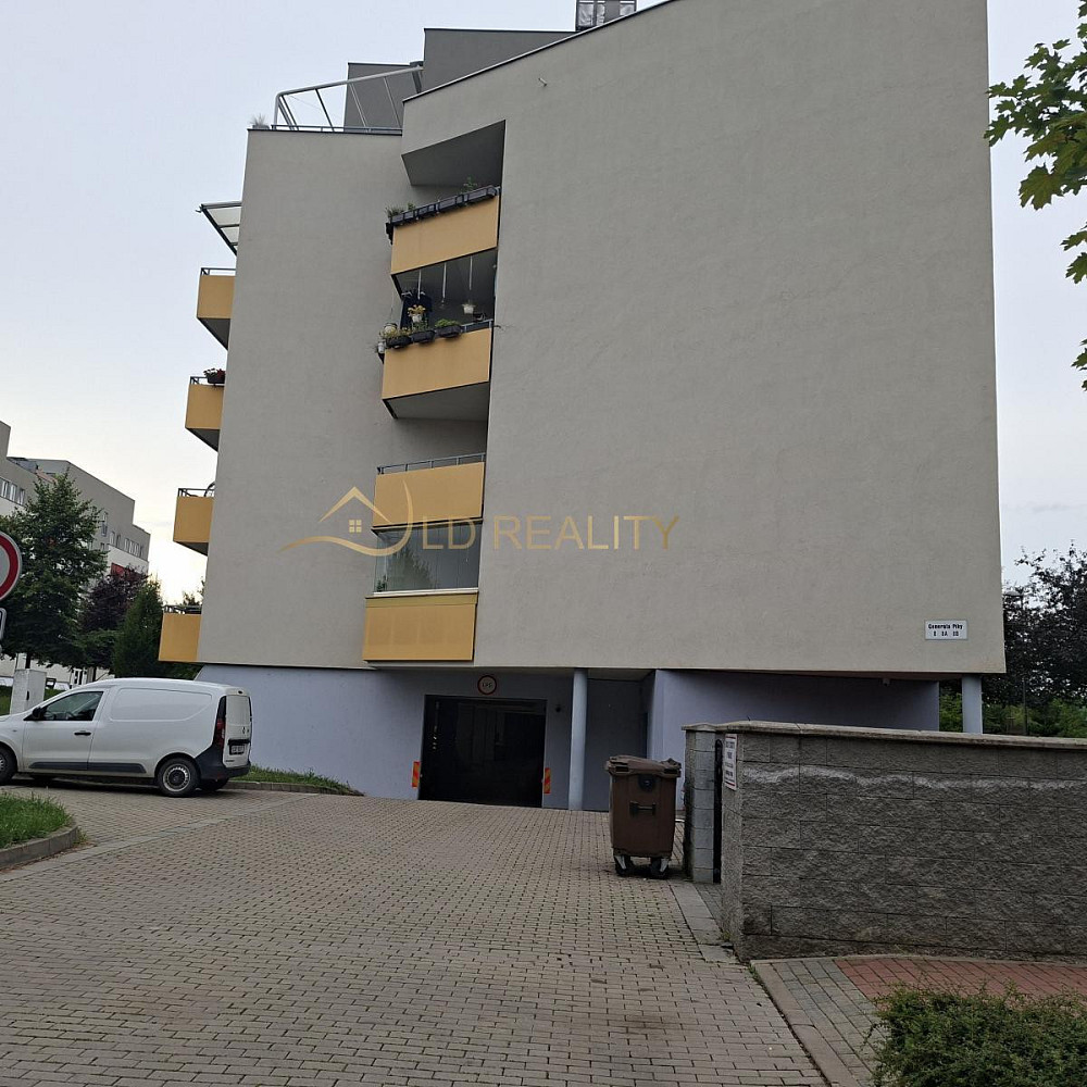 Pronájem garážového stání na ul. gen. píky — photo 2