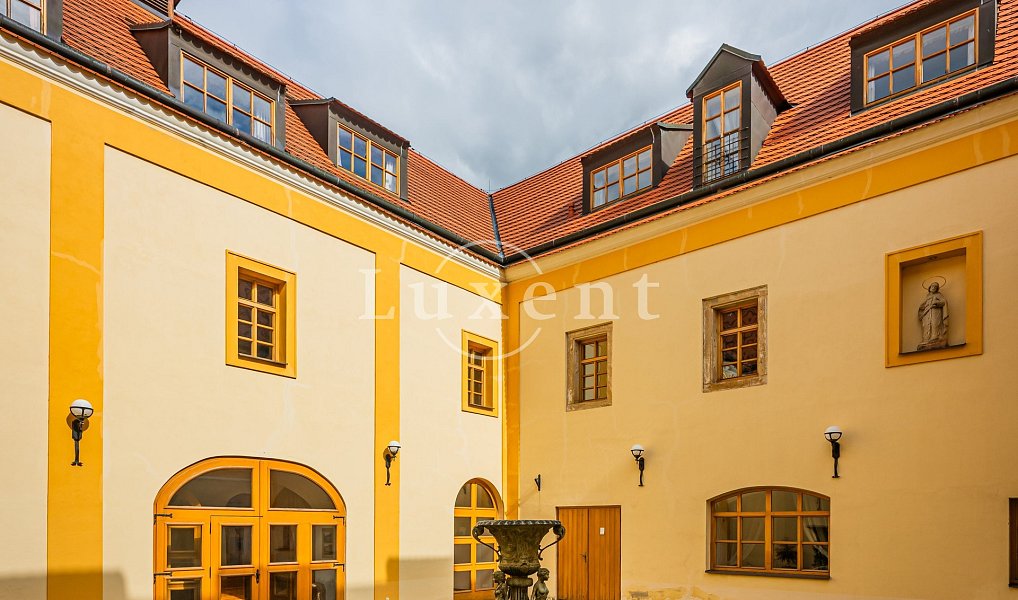 Prodej domu 2 500 m² s pozemkem 6 302 m², Třebotov – náhled fotky 3