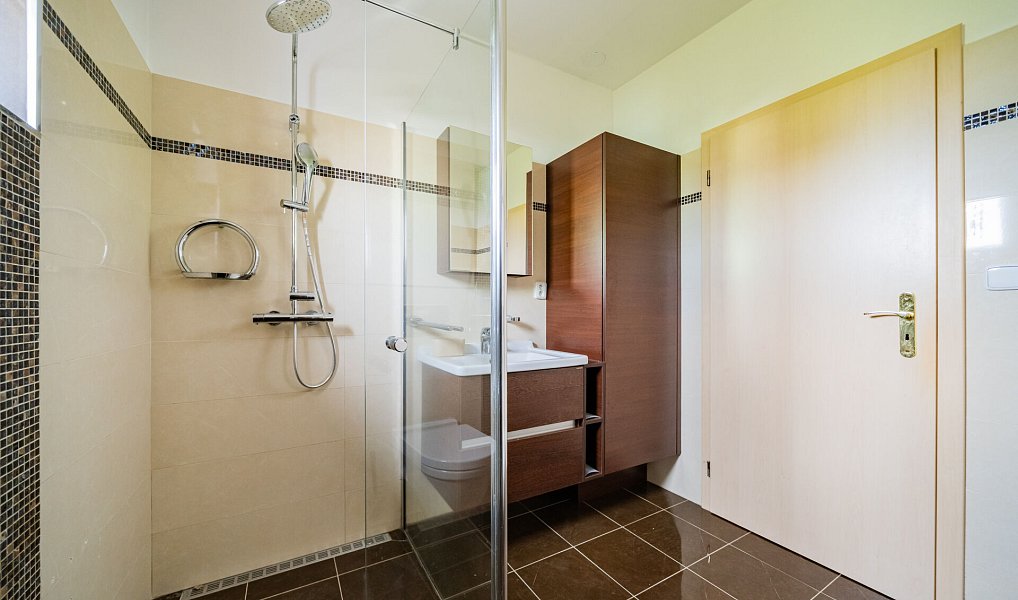 Prodej bytu 4+kk 93 m², Jinočany – náhled fotky 38
