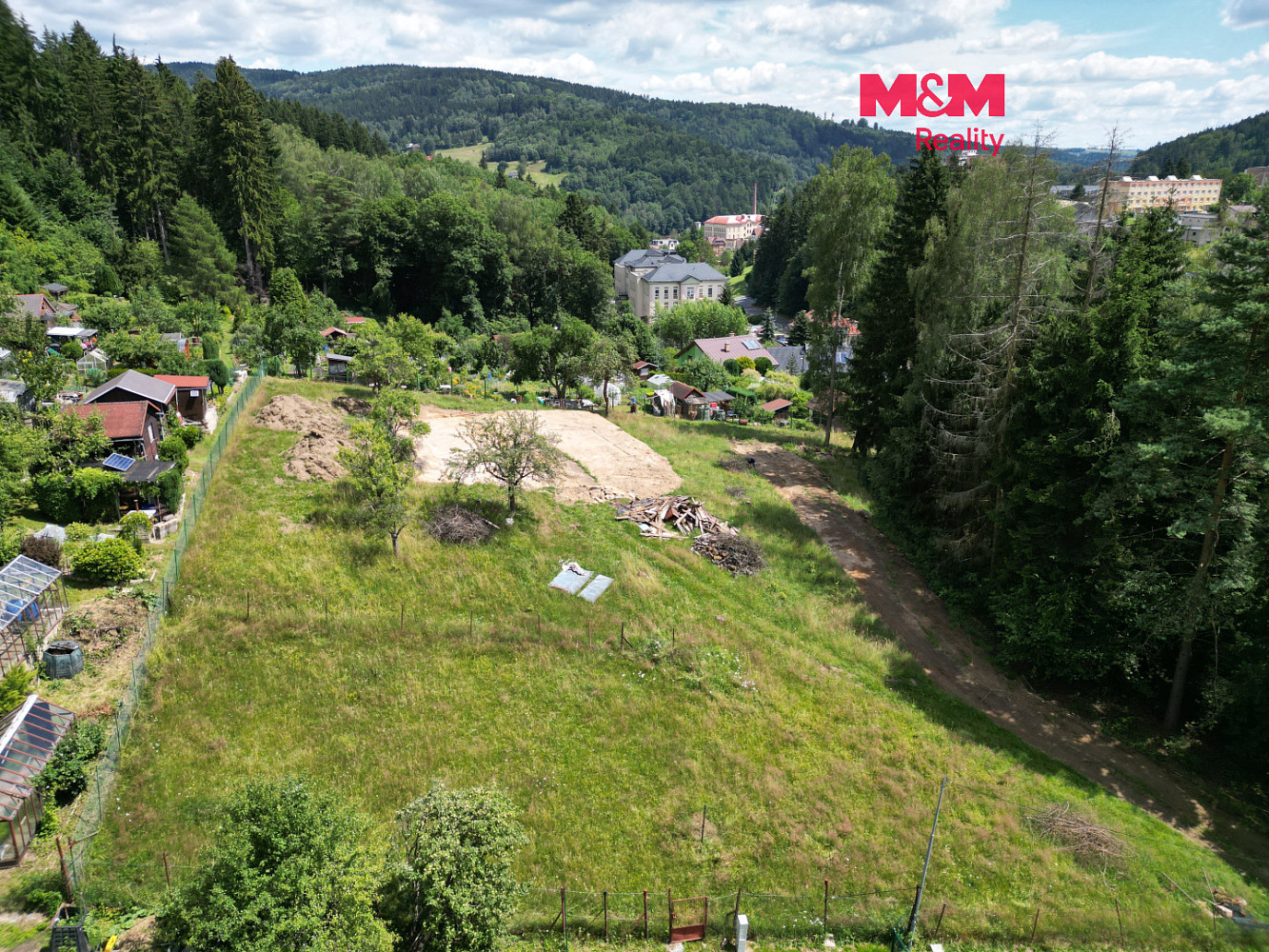 Prodej stavebního pozemku 1 525 m²