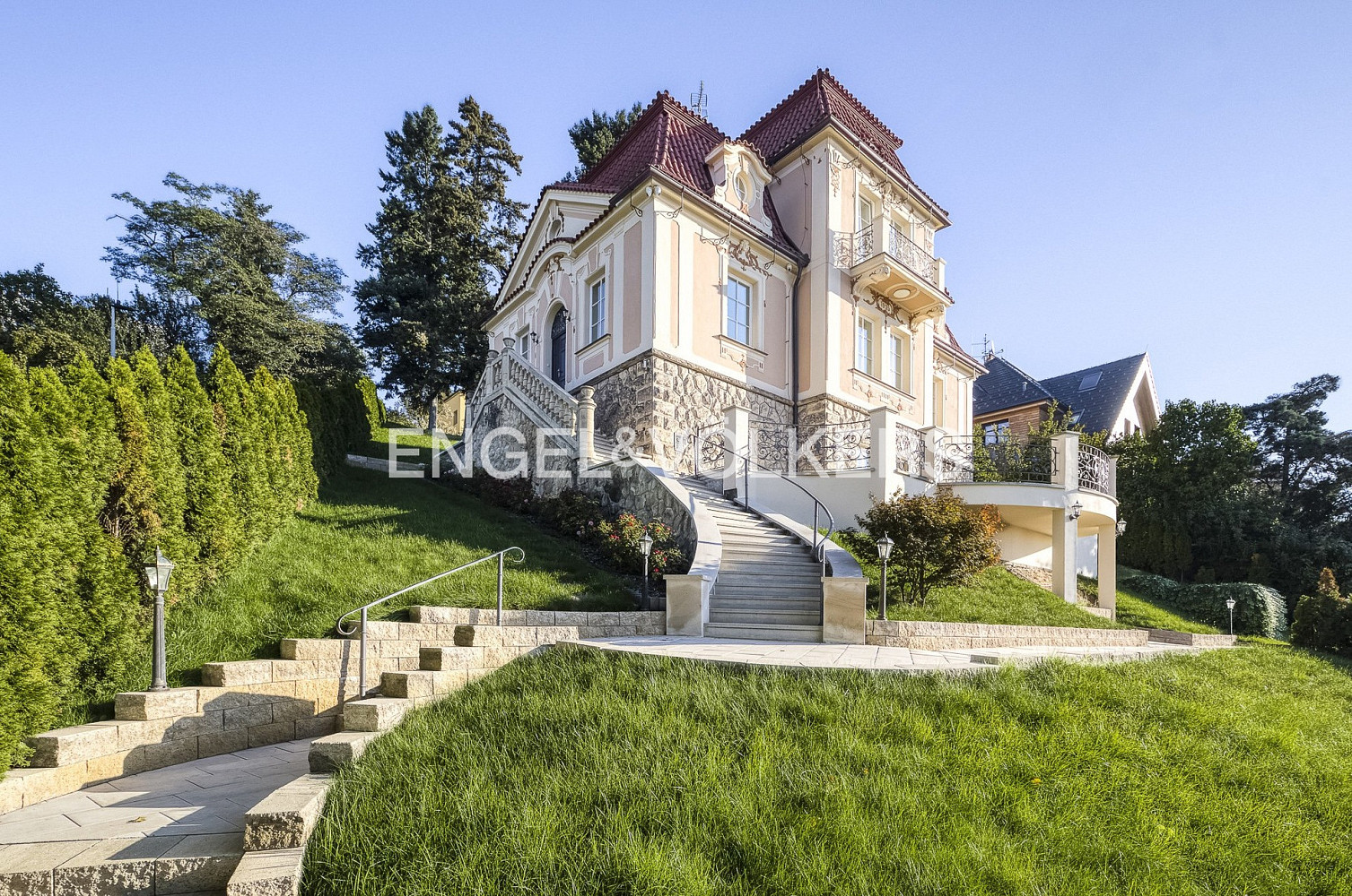 Prodej domu 345 m² s pozemkem 1 347 m²