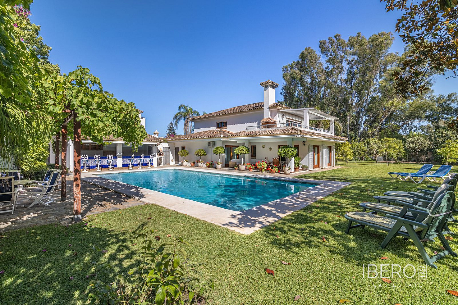 Prodej domu 698 m² s pozemkem 1 983 m²