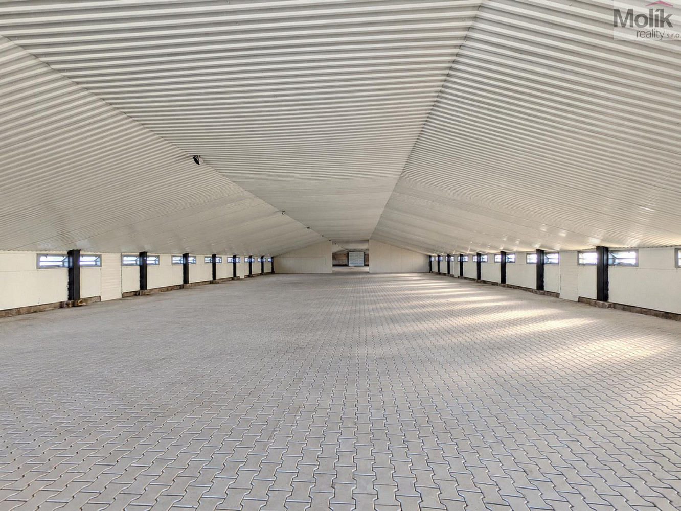 Pronájem skladovacích prostor 1 700 m² – fotografie 3