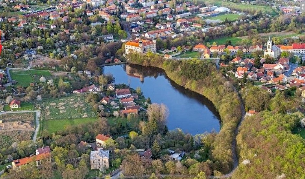 Prodej stavebního pozemku 1 923 m², Mníšek pod Brdy – náhled fotky 3