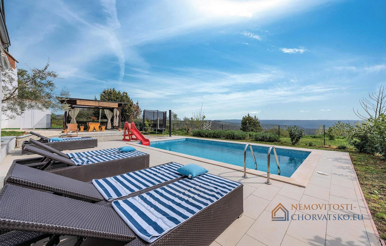 Prodej domu 220 m² s pozemkem 500 m² – pohled 3