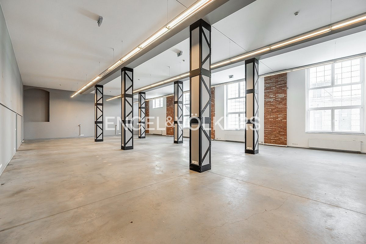 Pronájem kanceláře 468 m²