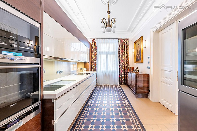 Pronájem bytu 4+1 184 m²
