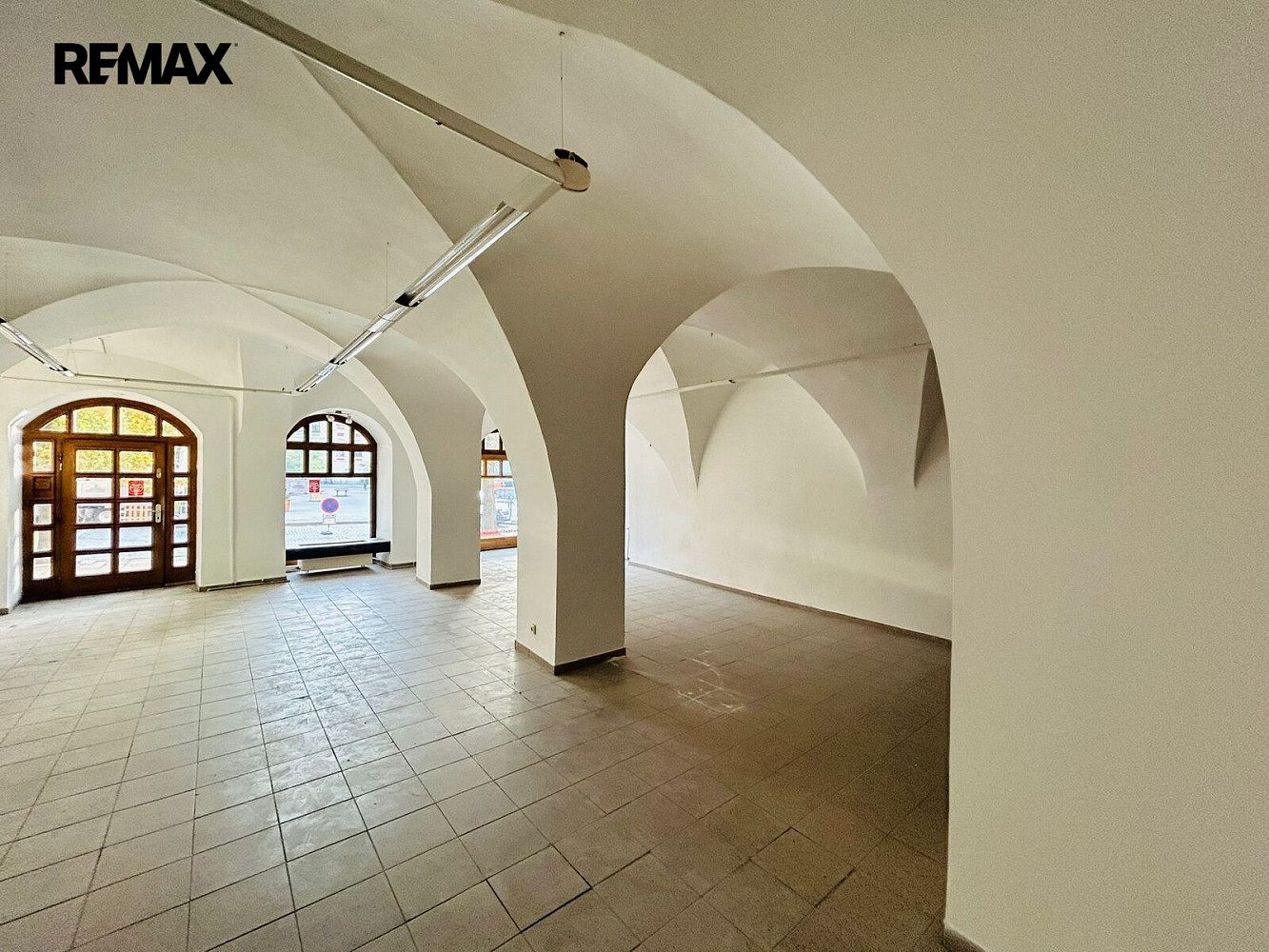 Pronájem obchodních prostor 300 m² – fotografie 3