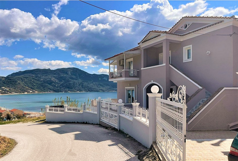 Prodej domu 320 m² s pozemkem 2 200 m²