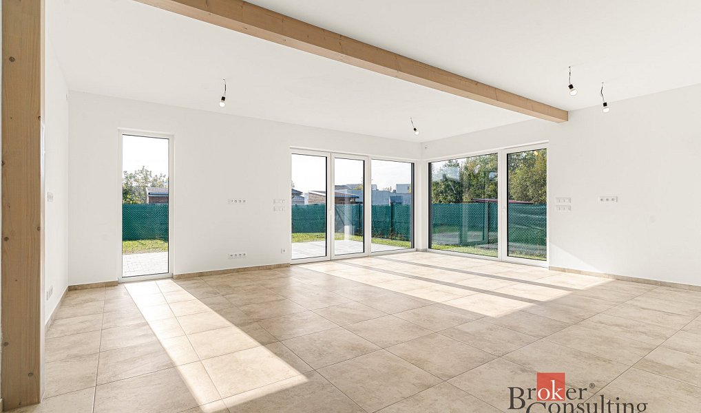 Prodej domu 160 m² s pozemkem 331 m², Milovice – náhled fotky 2