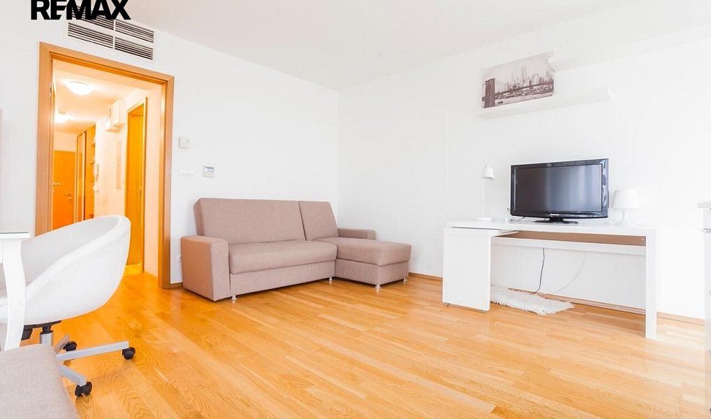 Prodej bytu 1+kk 38 m², Praha – náhled fotky 2
