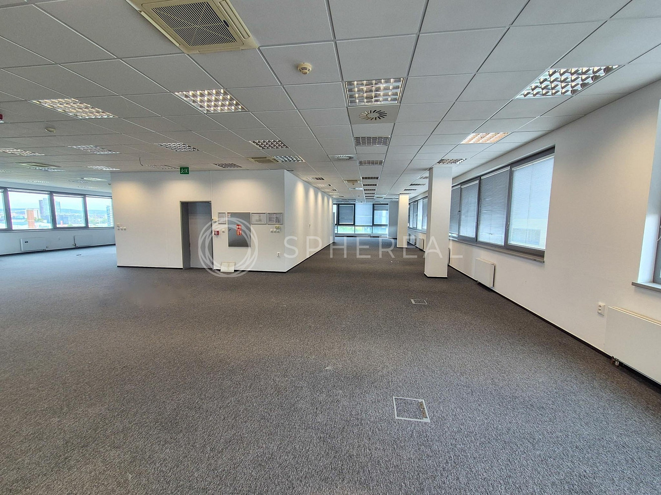 Pronájem kanceláře 1 300 m² – fotografie 3