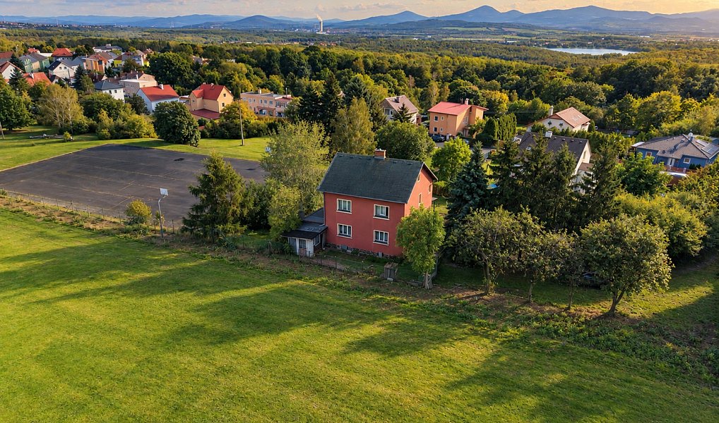 Prodej domu 160 m² s pozemkem 286 m², Hrob – náhled fotky 2