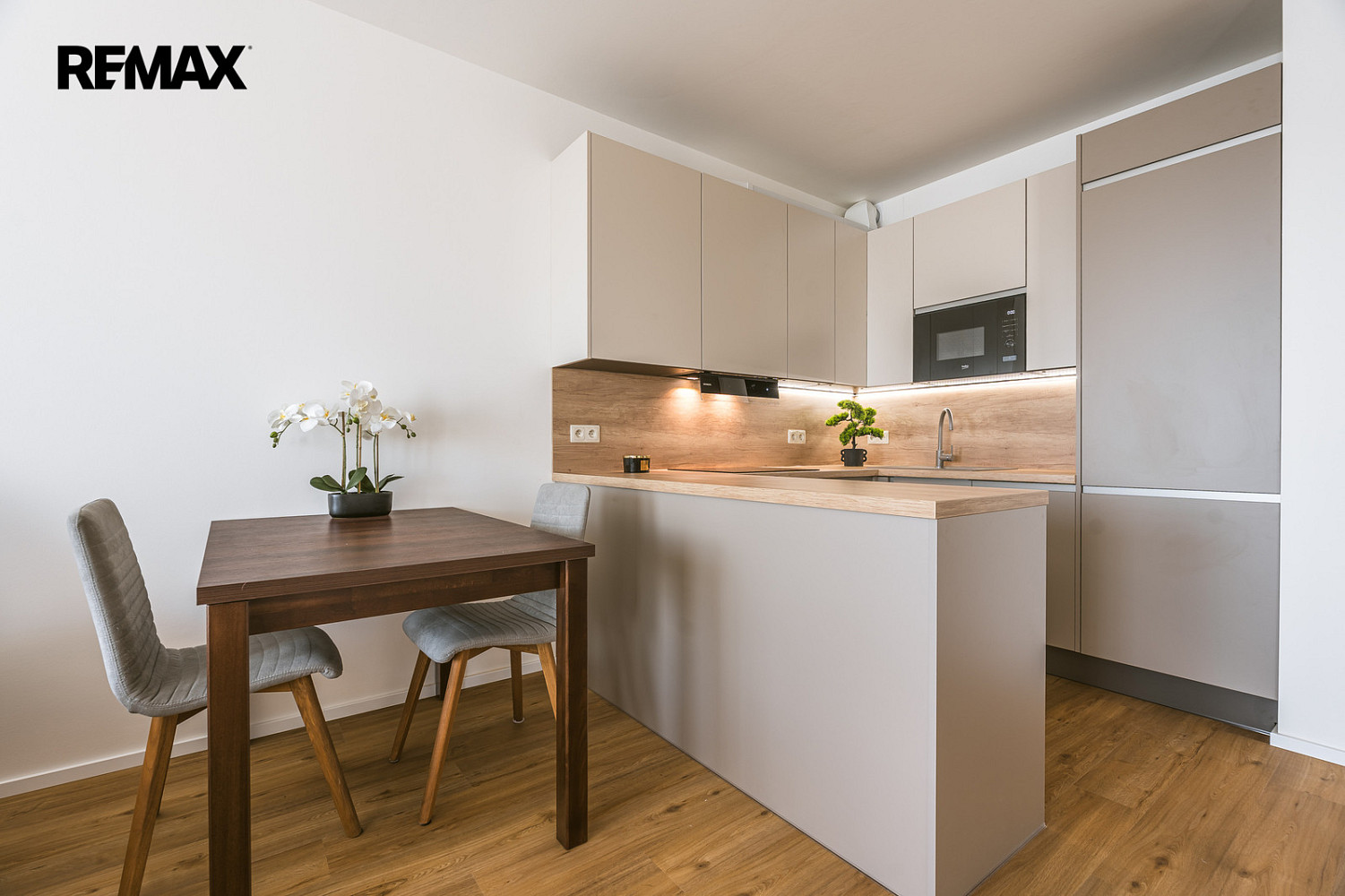 Pronájem bytu 2+kk 65 m² — photo 2