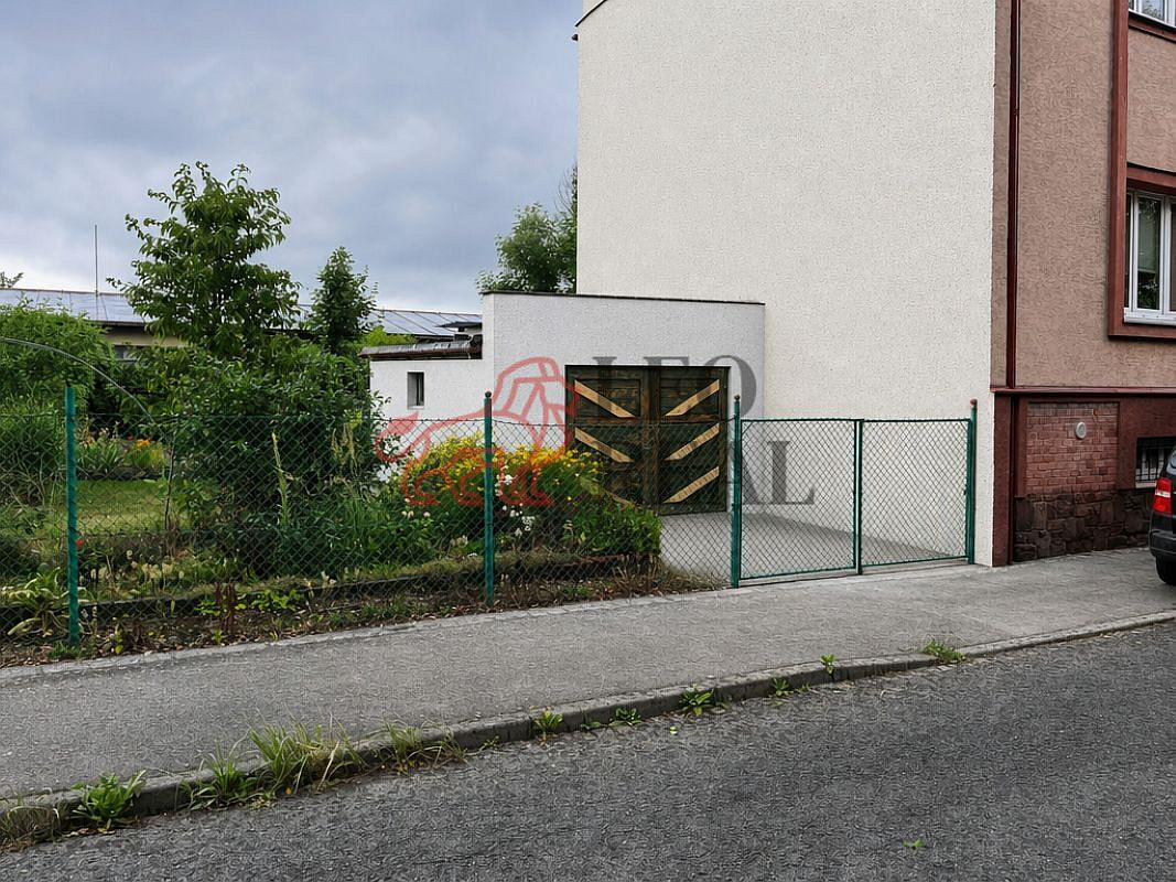 Garáž s vlastním pozemkem a předzahrádkou opava, předměstí