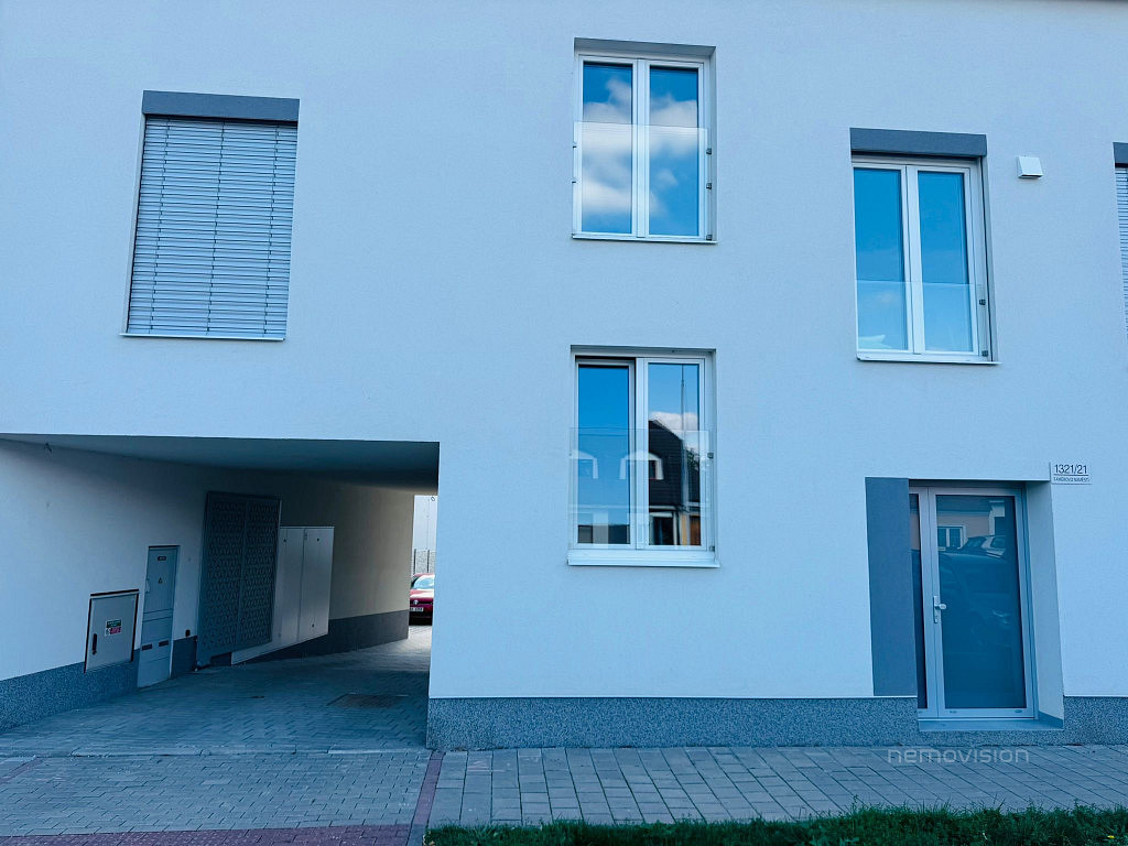 Pronájem parkovacího stání, 13 m2, Brno-Černovice Faměrovo náměstí