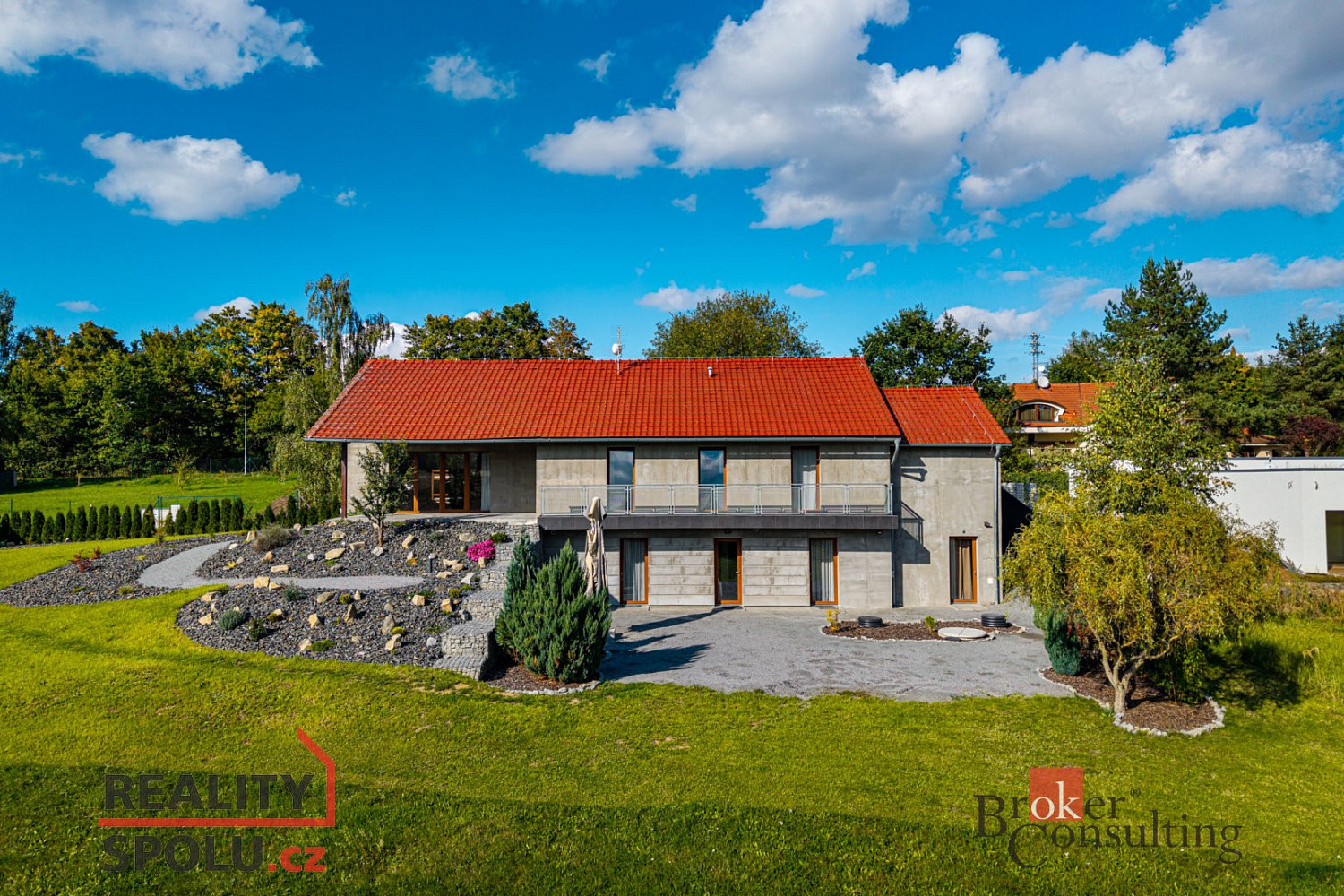 Prodej domu 298 m² s pozemkem 900 m² – fotografie 2