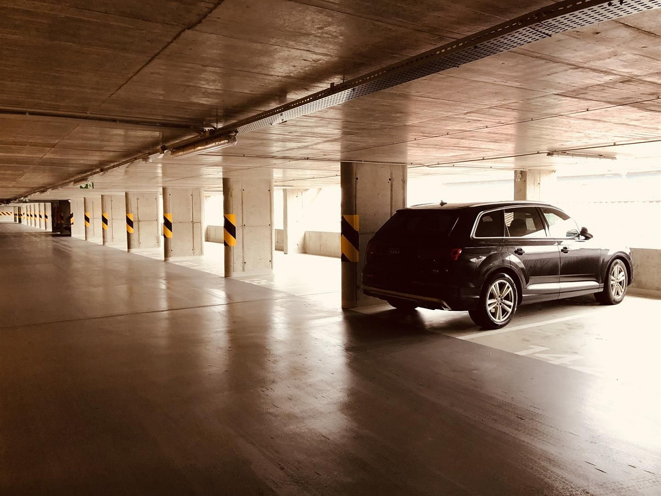 Praha, Novovysočanská 2509, garážové stání