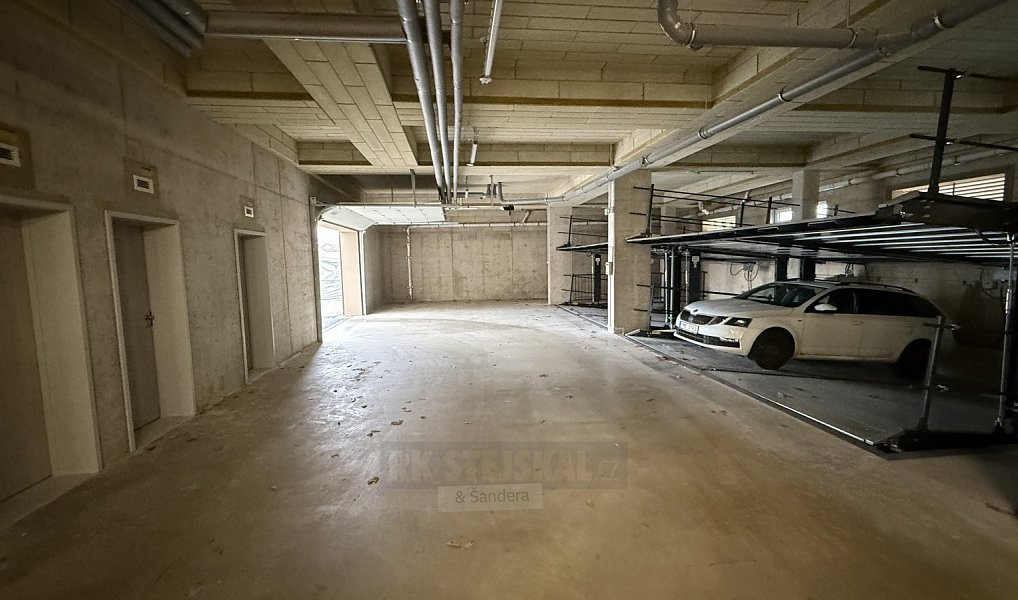 Prodej garážového stání (liftparker), 13 m2, Na Zlaté Stoce - České Budějovice, České Budějovice – fotka 1 z 4