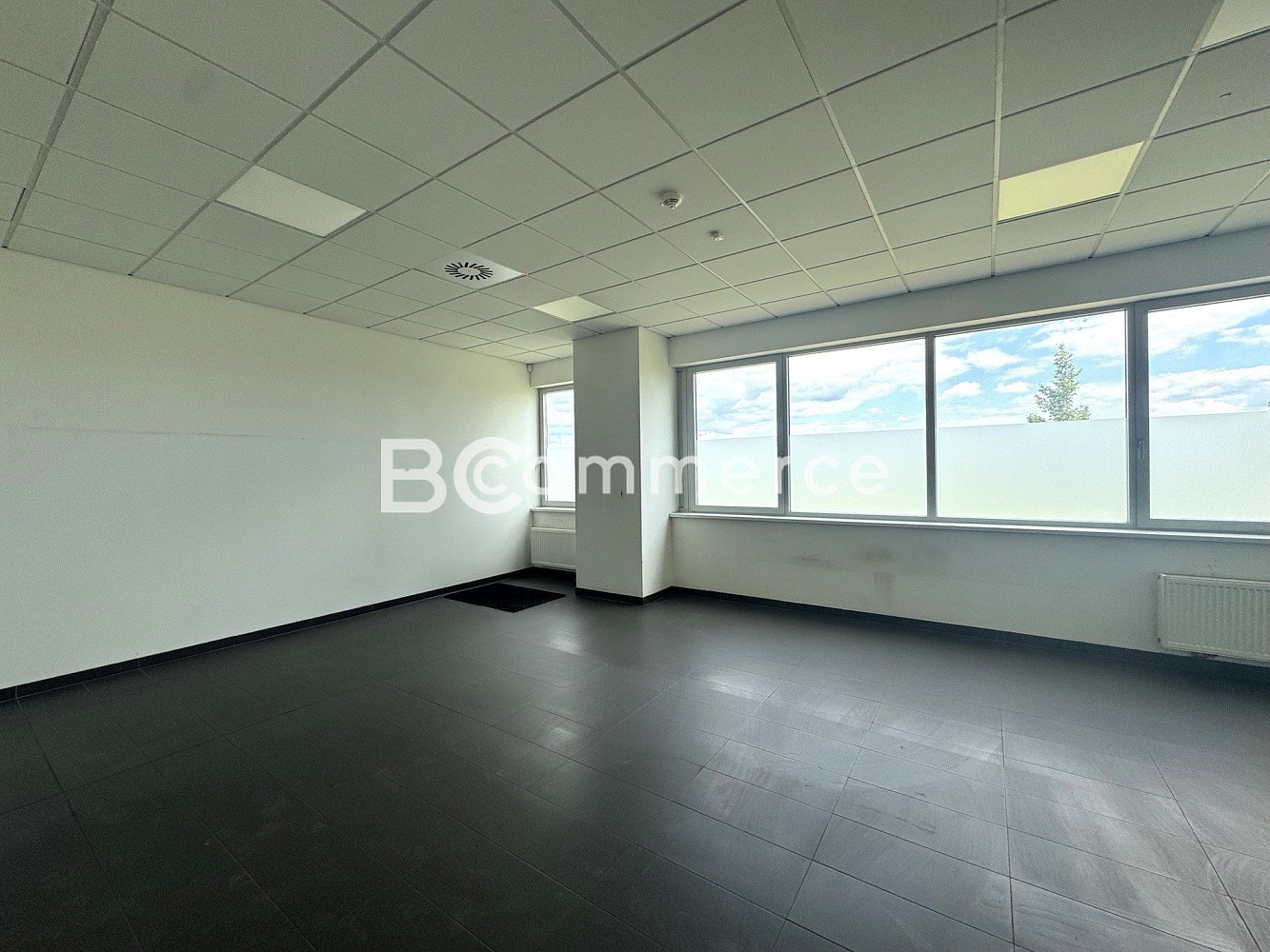Pronájem přízemního podlaží v rámci kancelářského objektu s parkováním 300 m², Brno - Tuřany – pohled 3