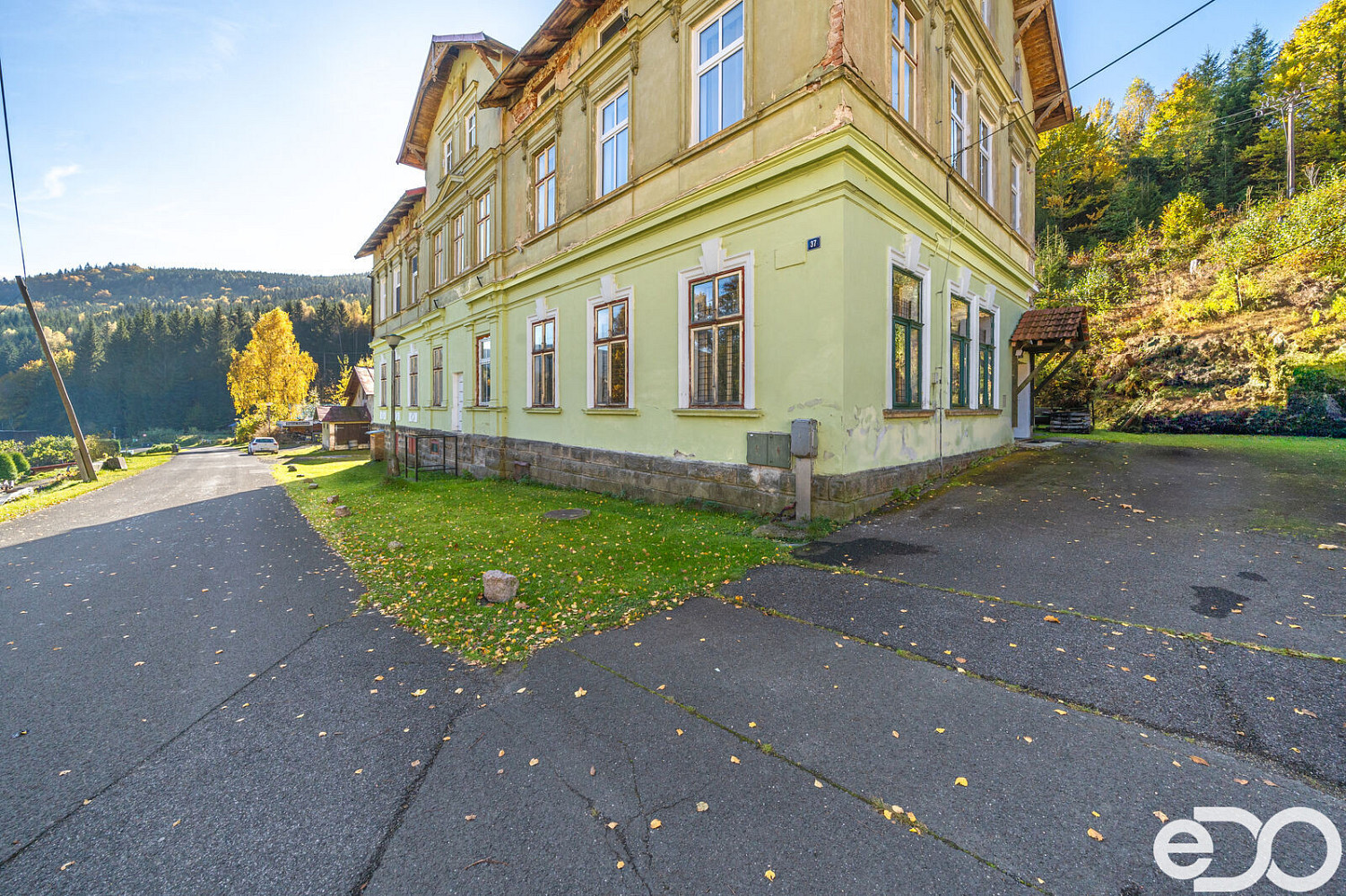 Prodej útulného podkrovního apartmánu 1+kk (29 m2) s garáží a sklepem ...