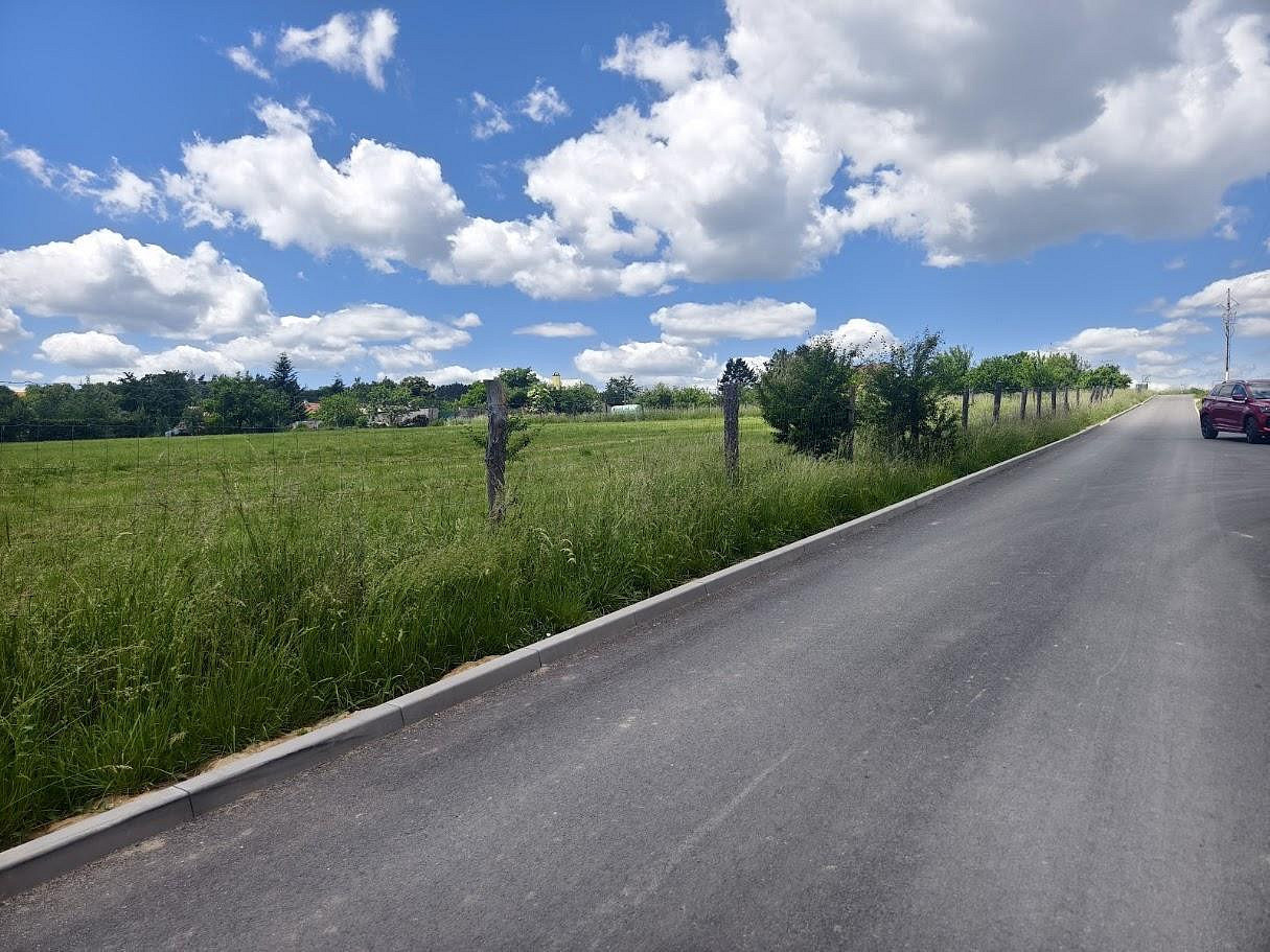Prodej stavebního pozemku 867 m² – fotografie 2