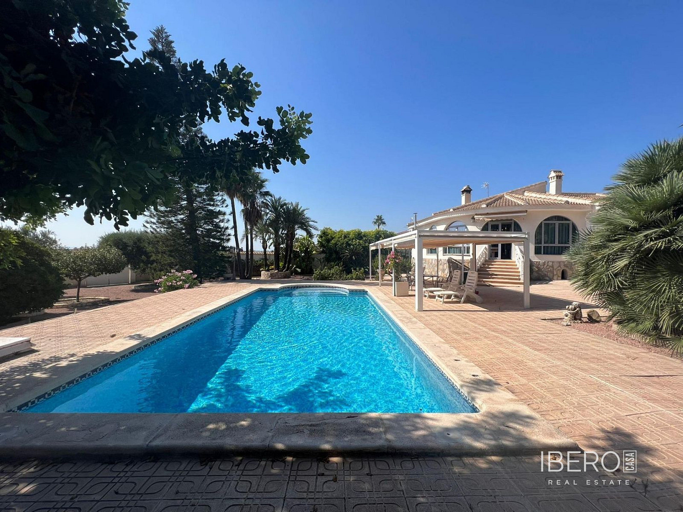 Prodej domu 236 m² s pozemkem 2 040 m²