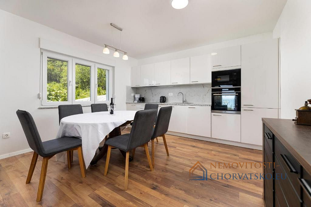 Prodej domu 250 m² s pozemkem 500 m² - Widok 4