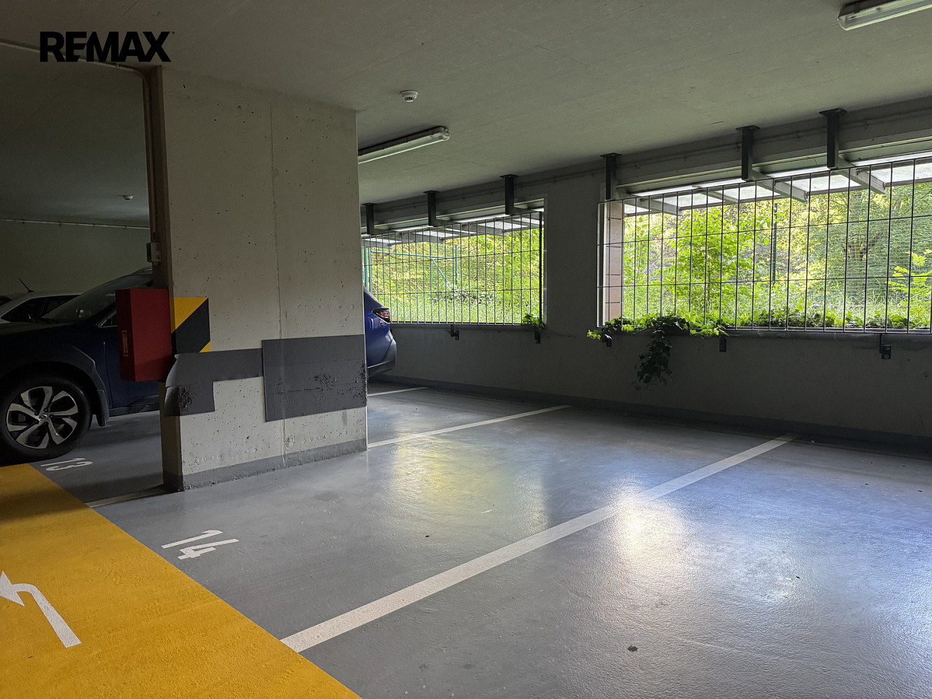 Dlouhodobý pronájem parkovacího stání 12 m2 ul. k červenému vrchu