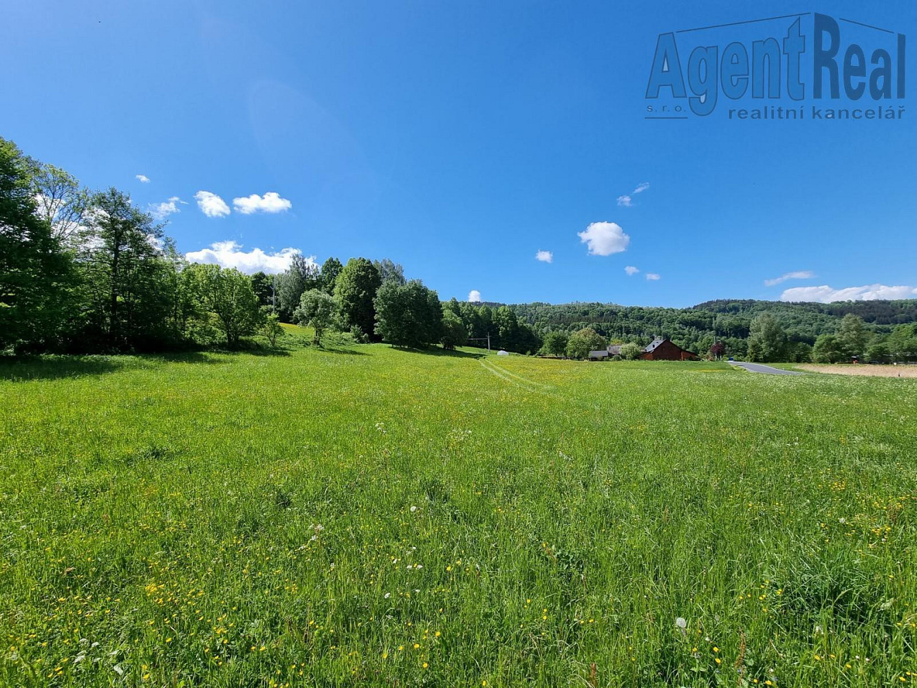 Prodej stavebního pozemku 1 977 m² – fotografie 3