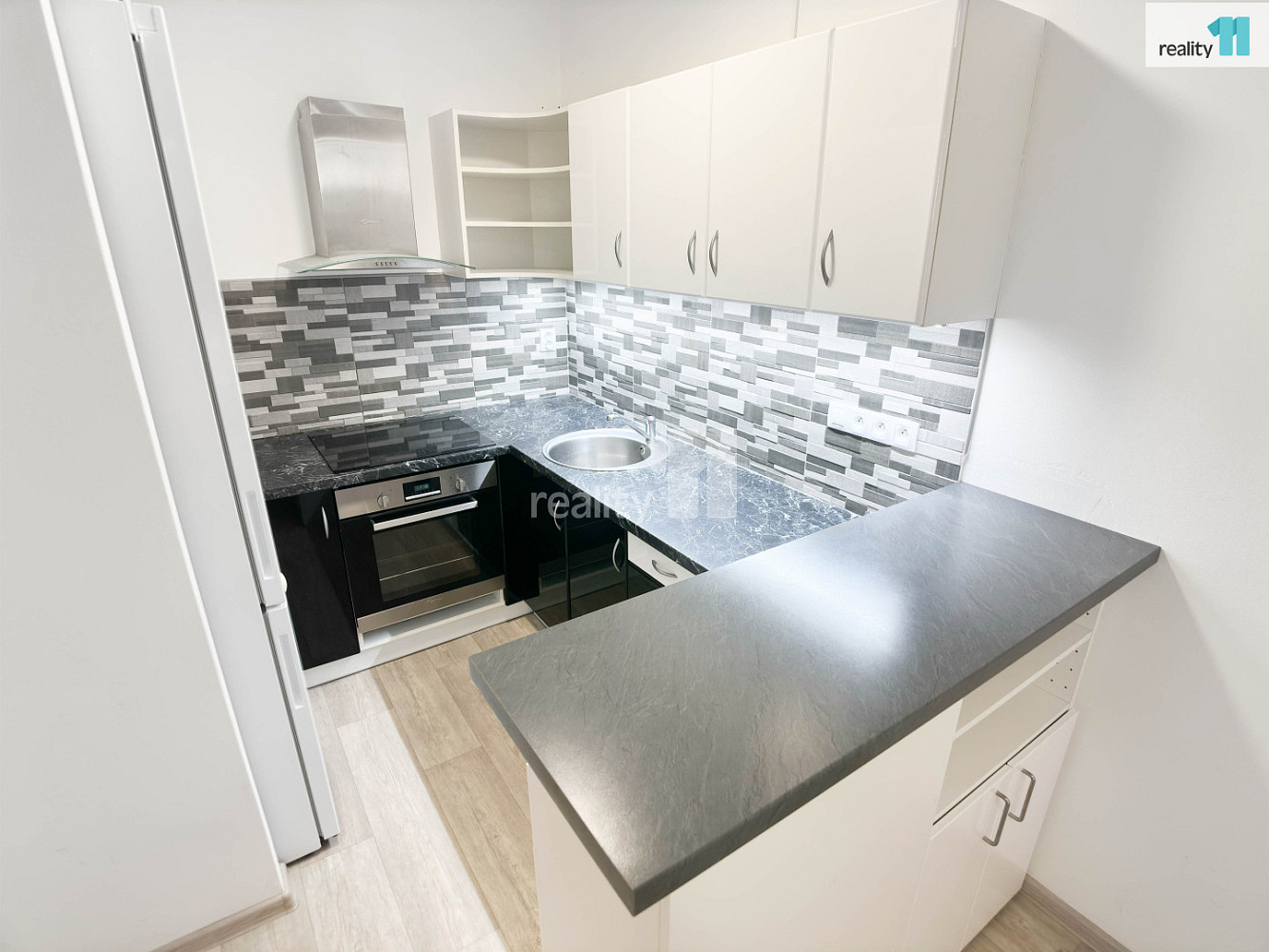 Pronájem bytu 2+kk 38 m² – fotografie 3