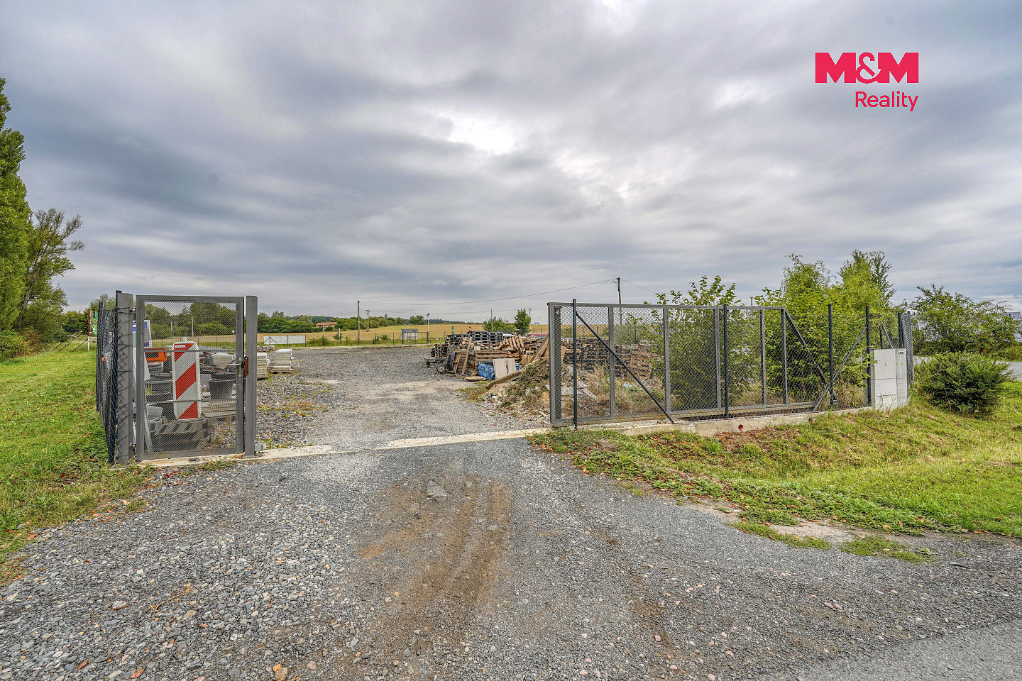 Prodej komerčního pozemku 2 449 m² – fotografie 2