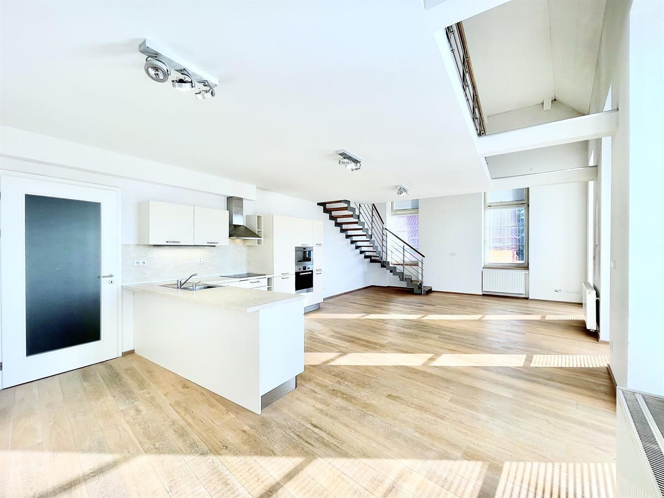 Pronájem bytu 4+kk 209 m² — photo 4