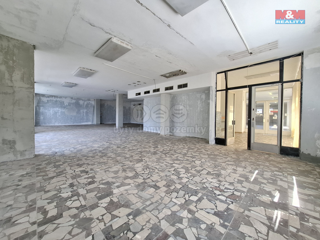 Pronájem obchodních prostor 828 m²