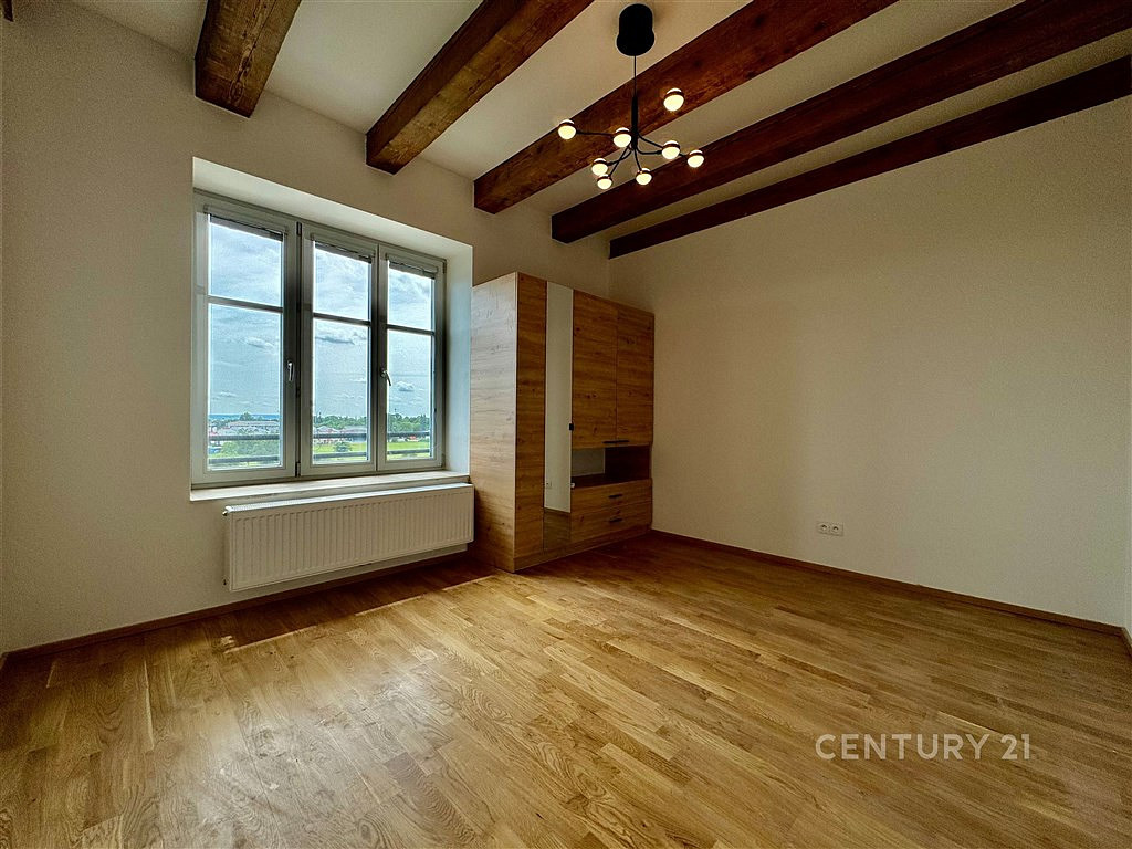 Pronájem bytu 3+kk 72 m² — photo 2