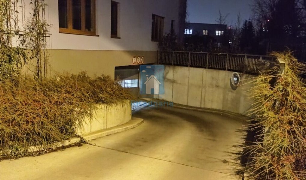 Pronájem garážového stání Praha 8, ulice Březenská, Praha – náhled fotky 3