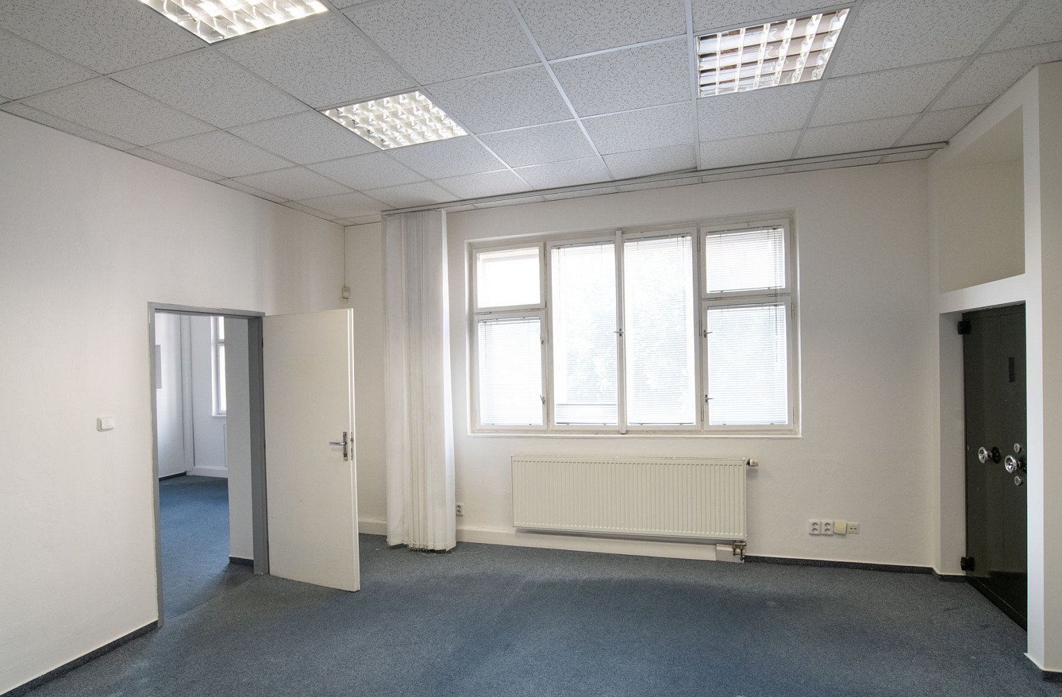 Pronájem kanceláře 196 m² — photo 2