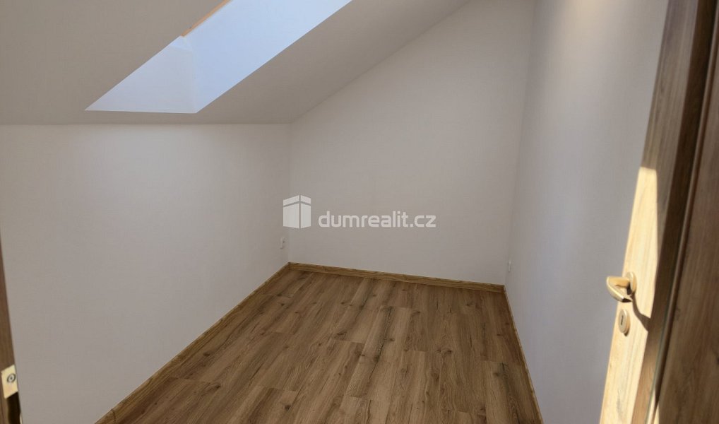 Pronájem bytu 4+kk 75 m², Straky – náhled fotky 14