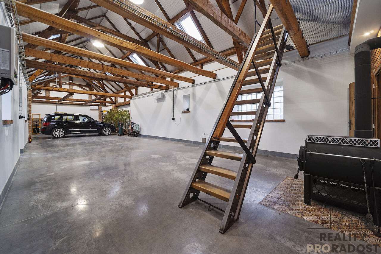 Pronájem skladovacích prostor 174 m²