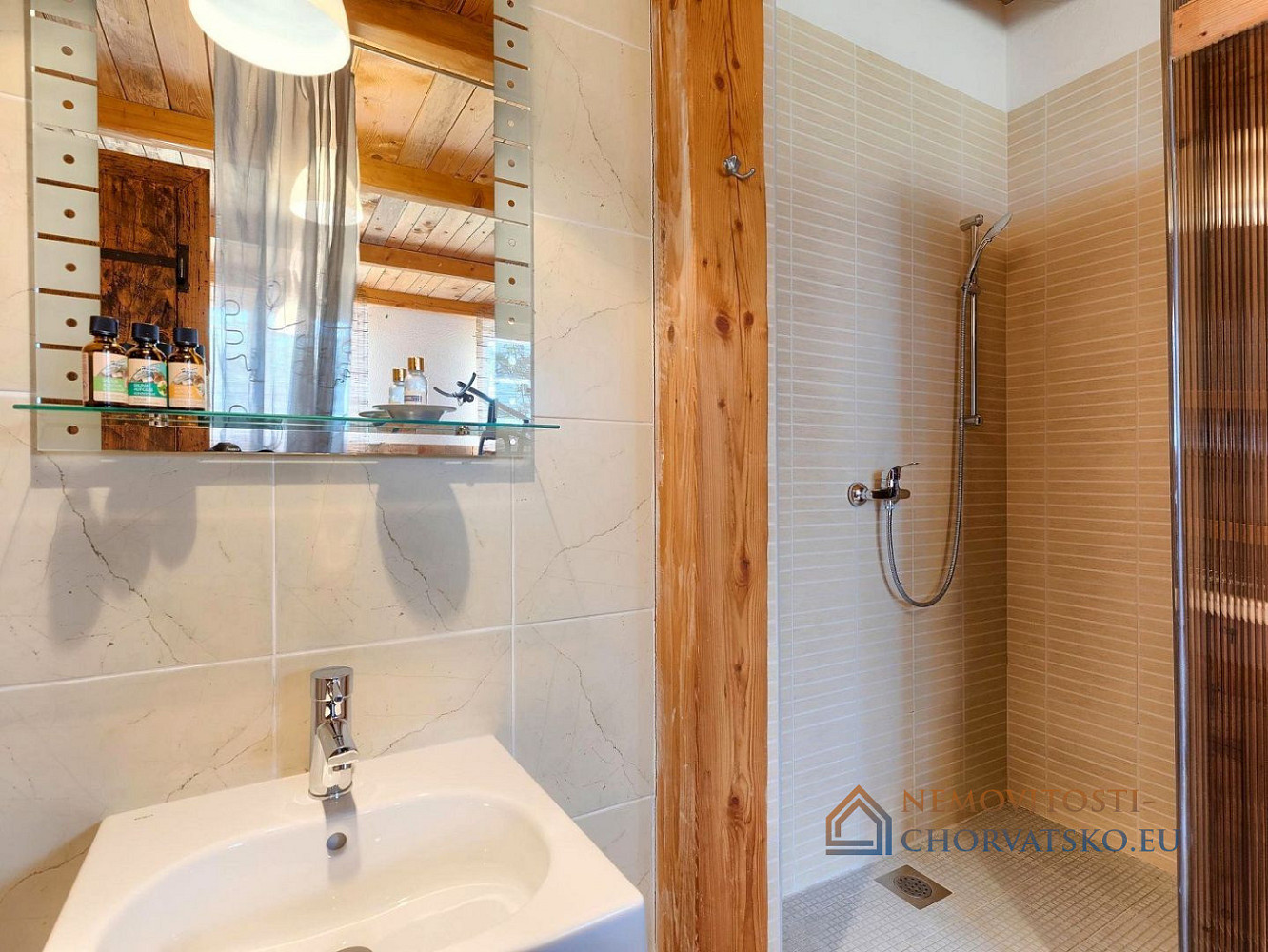 Prodej domu 382 m² s pozemkem 1 481 m² – pohled 2